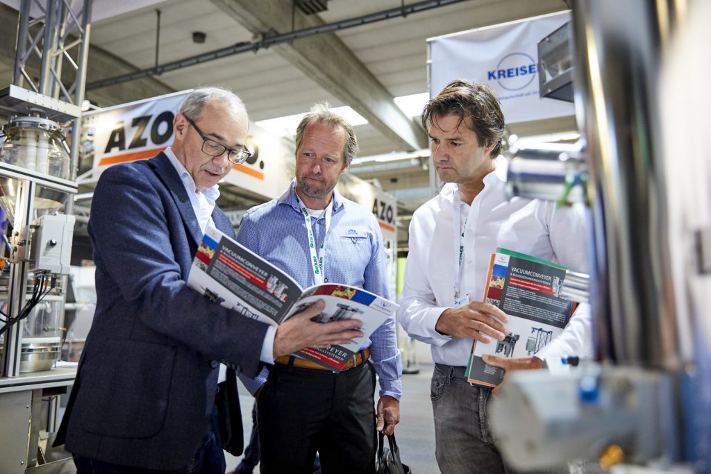 Uitleg bij een stand op Solids Rotterdam