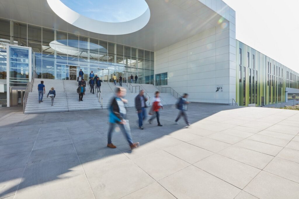 Brainport Industries Campus Eindhoven met bezoekers