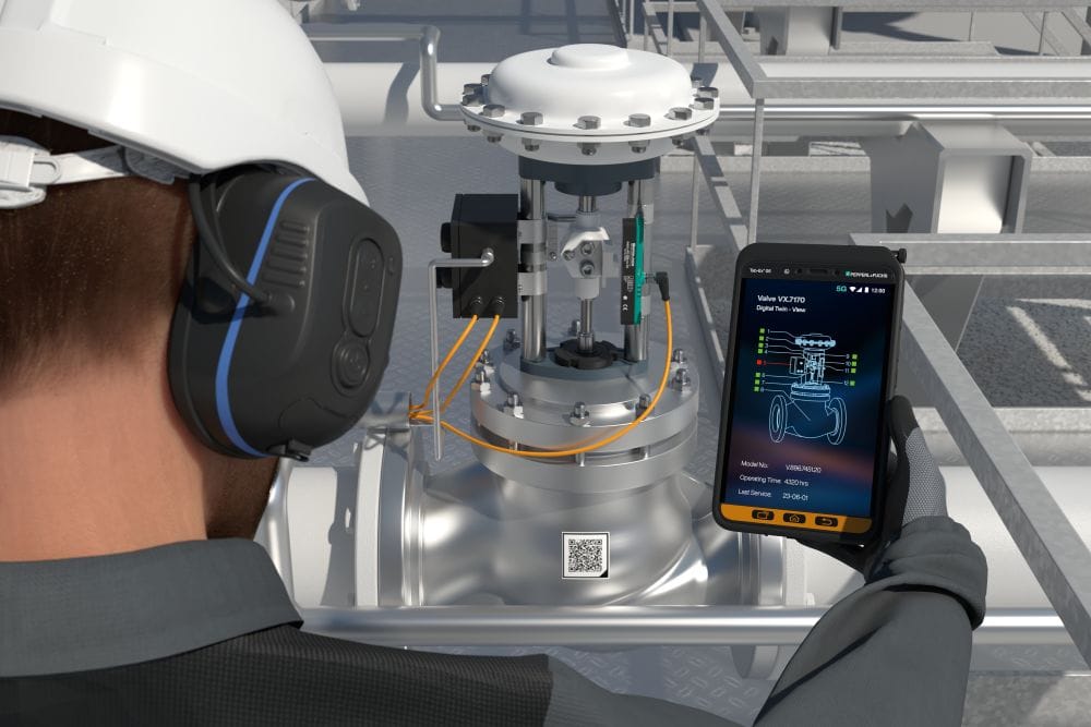 Connected worker met explosieveilige smartphone van Pepperl+Fuchs als centrale werkhub