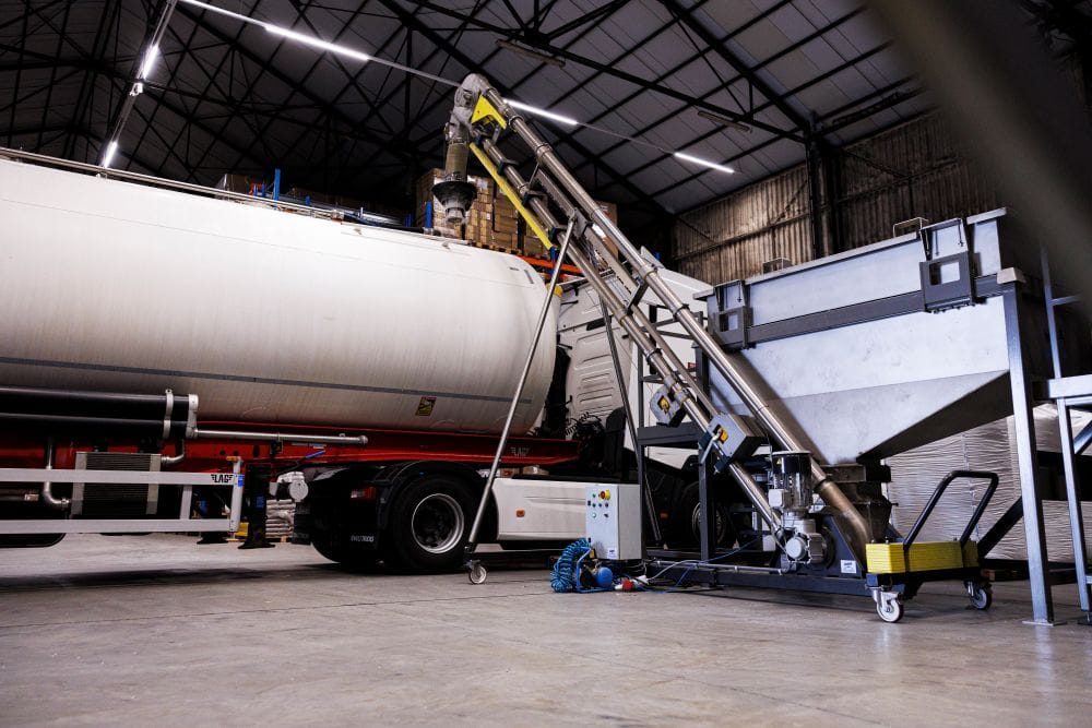 Floveyor aëromechanisch transportsysteem van Robbe Industries bij Laebens Logistics